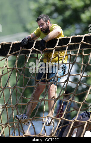 Sofia, Bulgarien - 9. Juli 2016: Ein Teilnehmer ist bei der Legion laufen Extremsport-Challenge in der Nähe von Sofia klettern. Das Sport-event Stockfoto