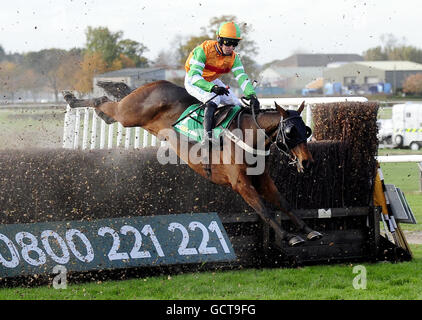 Ein dramatischer Fehler von Thats Rhythm als Jockey Graham Lee schafft es, eng nach diesem Fehler in der Wette sitzen 365 Charlie Hall Steeplechase während des zweiten Tages des bet365 Charlie Hall Meeting auf Wetherby Racecourse, Wetherby. Stockfoto