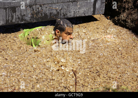 Sofia, Bulgarien - 9. Juli 2016: Ein Teilnehmer ist in einem Eiswasser bei der Legion laufen Extremsport-Challenge in der Nähe von Sofia Tauchen. T Stockfoto