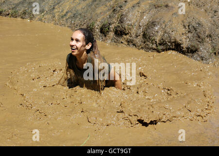 Sofia, Bulgarien - 9. Juli 2016: Ein Teilnehmer in schlammigem Wasser bei der Legion laufen Extremsport-Challenge in der Nähe von Sofia springt. Stockfoto