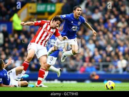 Everton's Tim Cahill (rechts) und Stoke City's Marc Wilson (links) Kampf um den Ball Stockfoto