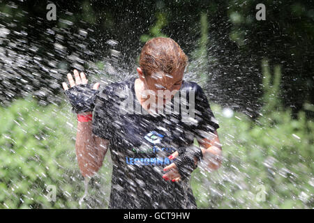 Sofia, Bulgarien - 9. Juli 2016: Ein Teilnehmer ist bei der Legion laufen Extremsport-Challenge in der Nähe von Sofia beteiligt. Der Sport Stockfoto