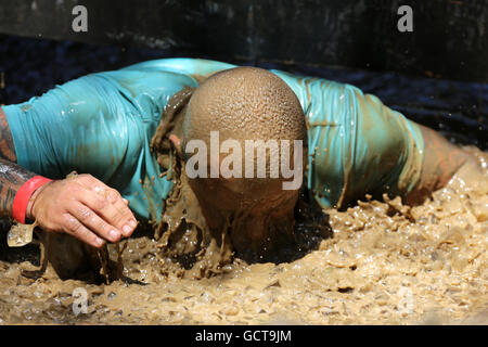 Sofia, Bulgarien - 9. Juli 2016: Ein Teilnehmer ist in einem Eiswasser bei der Legion laufen Extremsport-Challenge in der Nähe von Sofia Tauchen. T Stockfoto
