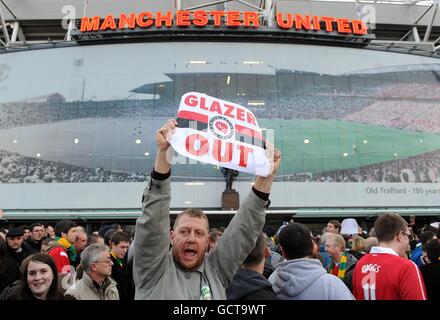 Fußball - Barclays Premier League - Manchester United / Tottenham Hotspur - Old Trafford. Manchester United-Fans protestieren vor dem Spiel gegen den Besitz ihres Clubs außerhalb von Old Trafford Stockfoto