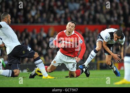 Dimitar Berbatov (Mitte) von Manchester United fällt dabei zu Boden Kämpft gegen Younes Kaboul von Tottenham Hotspur (links), nachdem er von herausgefordert wurde Tottenham Hotspur's Jermaine Jenas (rechts) Stockfoto