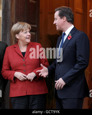 Der britische Premierminister David Cameron begrüßt die deutsche Bundeskanzlerin Angela Merkel vor Chequers in Aylesbury. Stockfoto