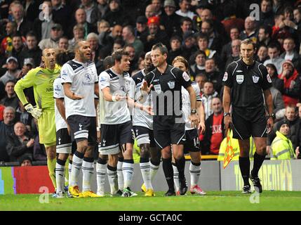 Fußball - Barclays Premier League - Manchester United / Tottenham Hotspur - Old Trafford. Die Spieler von Tottenham Hotspur streiten mit Schiedsrichter Mark Clattenburg (Mitte) über das zweite Tor von Manchester United Stockfoto