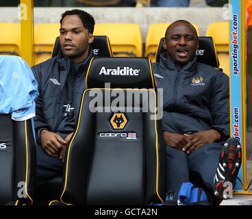 Fußball - Barclays Premier League - Wolverhampton Wanderers gegen Manchester City - Molineux. Patrick Vieira (rechts) und Joleon Lescott (links) von Manchester City vor dem Start auf der Bank Stockfoto