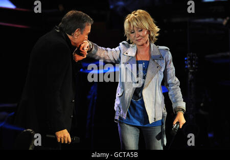 Lulu ist heute Abend mit Neil Diamond im Roundhouse, London, während der BBC Radio 2 Electric Proms zu Gast. Stockfoto