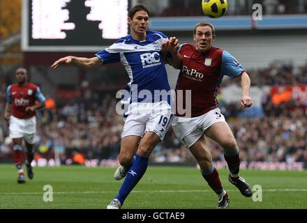 Fußball - Barclays Premier League - Aston Villa gegen Birmingham City - Villa Park. Nikola Zigic von Birmingham City (links) und Richard Dunne von Aston Villa (rechts) kämpfen um den Ball Stockfoto