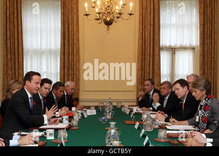 Premierminister David Cameron (links) leitet die erste Sitzung der Business Advisory Group in 10 Downing Street, London. Stockfoto