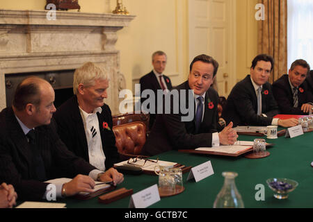 Premierminister David Cameron (Mitte)leitet die erste Sitzung der Business Advisory Group in 10 Downing Street, London. Stockfoto