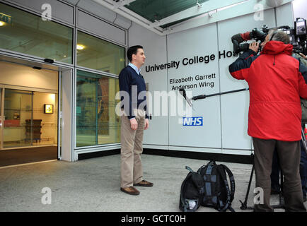 Ed Miliband, der Vorsitzende der Labour Party, spricht nach der Geburt seines zweiten Kindes gestern Abend mit den Medien vor dem University College Hospital in London. Stockfoto