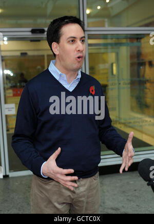 Ed Miliband, der Vorsitzende der Labour Party, spricht nach der Geburt seines zweiten Kindes gestern Abend mit den Medien vor dem University College Hospital in London. Stockfoto