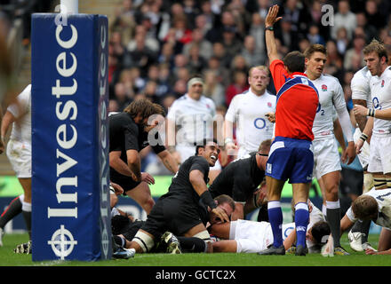 Rugby Union - Investec Challenge Series 2010 - England / Neuseeland - Twickenham. Schiedsrichter Romain Poite (Arm angehoben) signalisiert einen Versuch, als der Neuseeländer Richie McCaw zum zweiten Versuch seines Teams übergeht Stockfoto