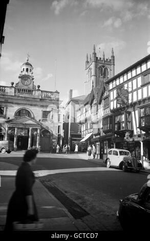 Das Stadtzentrum von Ludlow mit den Tudor-Holzhäusern und der Laurentiuskirche im rechten Hintergrund. Stockfoto