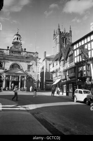 Das Stadtzentrum von Ludlow mit den Tudor-Holzhäusern und der Laurentiuskirche im rechten Hintergrund. Stockfoto