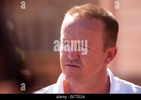 Cricket - Andy Flower Pressekonferenz - Team Hotel - Adelaide. England-Coach Andy Flower während der Pressekonferenz im Teamhotel in Adelaide, Australien. Stockfoto