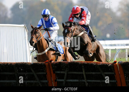 Pferderennen - Weatherbys Jump Meeting - Kempton Park. Der Jockey Wayne Hutchinson auf Iolith (r) führt Joe Tizzard auf Ballinteni auf dem Weg zum Sieg der größten Hürde der Londoner irischen Anfängerin Stockfoto