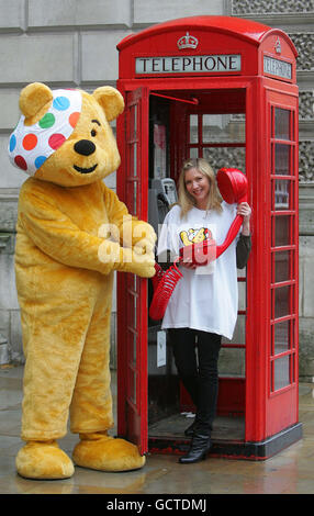 Die Schauspielerin und Promi-Mutter Lisa Faulkner wird von der BBC Children in Need, Pudsey Bear, begleitet, um BT Chat for Children im Zentrum von London zu promoten. Stockfoto