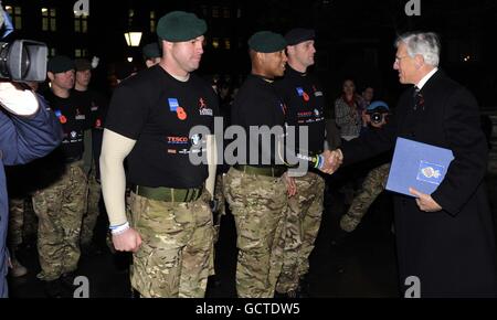 Royal Marine, RAM Pattern, schüttelt die Hand des LT-Generals Sir John Kiszley, des nationalen Präsidenten der Royal British Legion, nachdem er ihm das Buch der Erinnerung als Teams der Royal Navy, Royal Marines, Armee und RAF beenden den Ehrenmarsch der Royal British Legion auf den Stufen der Royal Albert Hall, London, nach einem 1,000-Meilen-geschwindigkeitsmarsch, der 1 Million für die Wohltätigkeitsorganisation sammeln will. Stockfoto