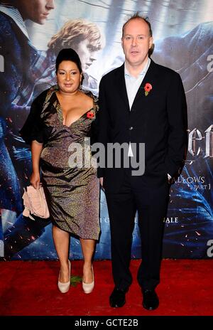 David Yates und Gast, die zur Weltpremiere von Harry Potter und den Heiligtümer des Todes anreisen: Teil 1, im Odeon West End, Leicester Square, London. Stockfoto