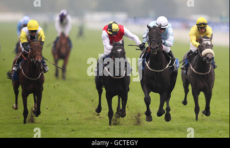 Akt von Kalanisi unter Greg Fairley (hellblau) Gewinnt die Coral Stakes Stockfoto