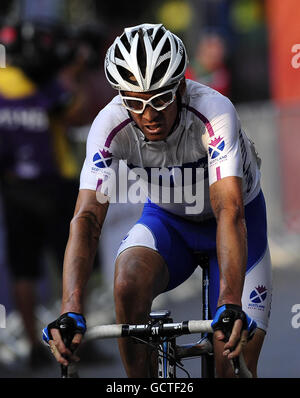 Der schottische David Millar überquert die Ziellinie als Dritter beim 168 km langen Men's Road Race am siebten Tag der Commonwealth Games 2010 in New Dehli, Indien. Stockfoto