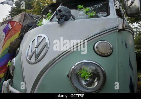 Halloween-Artikel schmücken die Frontplatte und die Scheinwerfer eines VW Splitscreen Typ 2 Transporter Campervan auf der Oktoberfest VW Show in Cheddar, Somerse. Das Oktoberfest ist eine der letzten VW-Shows im Südwesten Englands und wird von Volkswagen-Enthusiasten aus dem ganzen Land in allen VW-Fahrzeugtypen aller Jahrgänge besucht. Stockfoto