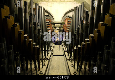 Orgel Tuner David Wintle bei der Arbeit im Orgelloft der Canterbury Cathedral in Canterbury, Kent, während er eine von über 3000 Pfeifen im Loft spielt, aus denen die Orgel besteht, von der einige Teile über 300 Jahre alt sind. Stockfoto