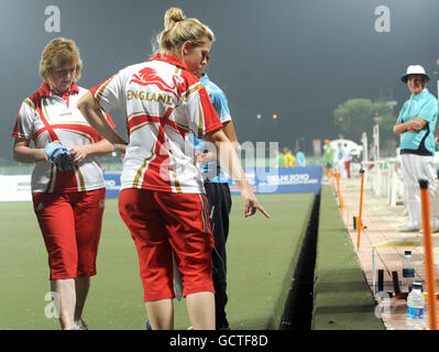 Die Engländerin Jamie-Lea Winch bittet darum, dass ein Insekt beim dreifachen Bronzemedaillenfinale der Frauen im Rahmen der Commonwealth Games 2010 am siebten Tag des Jawaharlal Sports Complex in New Dehli, Indien, entfernt wird. Stockfoto