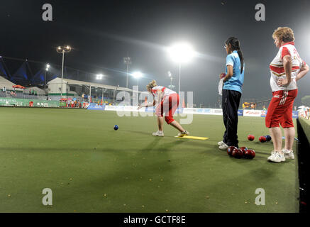 Englands Jamie-Lea Winch (links) bowle im Rasen-Bowls-Finale der Frauen mit dreifacher Bronzemedaille am siebten Tag der Commonwealth Games 2010 im Jawaharlal Sports Complex in New Dehli, Indien. Stockfoto