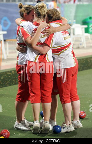 Die Engländerin Sian Gordon (links), Jamie-Lea Winch (Mitte) und Sandy Hazell feiern, nachdem sie am siebten Tag der Commonwealth Games 2010 im Jawaharlal Sports Complex in New Dehli, Indien, das Finale der dreifachen Bronzemedaille der Frauen gewonnen haben. Stockfoto