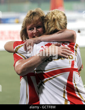 Die Engländerin Sandy Hazell (links) und Jamie-Lea Winch feiern, nachdem sie am siebten Tag der Commonwealth Games 2010 im Jawaharlal Sports Complex in New Dehli, Indien, das Finale der dreifachen Bronzemedaille der Damen gewonnen haben. Stockfoto