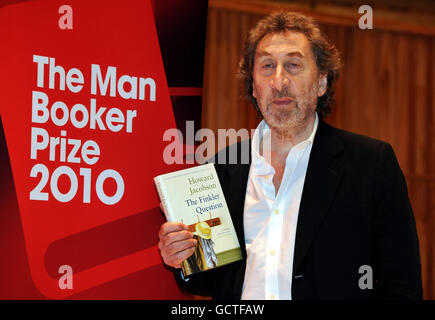 Autor Howard Jacobson mit seinem Roman The Finkler Question, der heute Abend in der Royal Festival Hall in London für den Literaturpreis man Booker 2010 nominiert ist. Stockfoto