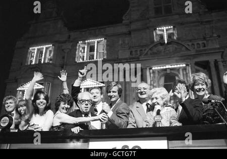 1 Million 1983 Beleuchtungsstärken. Andere Mitglieder der Besetzung, von links; Chris Quinten, Helen Worth, Veronica Doran, Lynn Perrie, Jack Howarth, Bryan Mosley, Bill Roache, Fred Feast, Johnny Briggs und Liz Dawn. Stockfoto