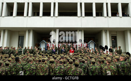 Premierminister David Cameron und Gouverneur von Kalifornien Arnold Schwarzenegger bei einem Besuch in Wellington Barracks im Zentrum von London. Stockfoto