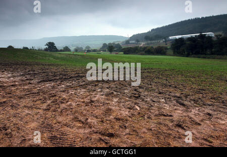 Zuschauerbereiche entlang der vierten Fairway des Twent Ten Course in Celtic Manor, der für den Ryder Cup 2010 genutzt wurde, auf dem Celtic Manor Golf Course, Newport, Wales. Stockfoto