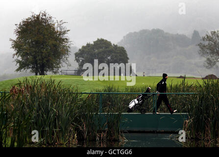 Ein Spieler überquert die Brücke auf das 5. Grün des Twent Ten Course in Celtic Manor, das für den Ryder Cup 2010 genutzt wurde, auf dem Celtic Manor Golf Course, Newport, Wales. Stockfoto