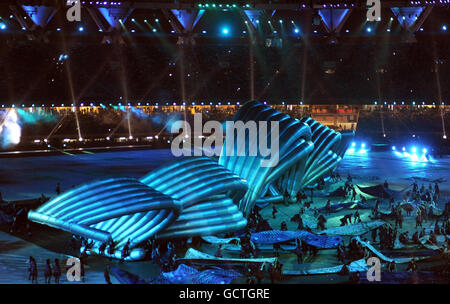 Ein aufblasbares Modell des Loch Ness Monsters, das von schottischen Künstlern während der Abschlusszeremonie der Commonwealth Games 2010 im Jawaharlal Nehru Stadium in Neu Delhi, Indien, erstellt wurde. Stockfoto