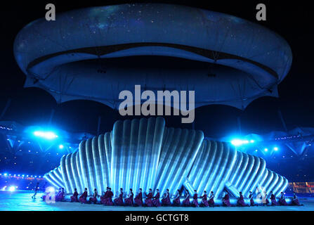 Acht aufblasbare Strukturen, die sich zu dem Clyde Auditorium zusammenlaufen, dem Wahrzeichen von Glasgow, das liebevoll als „Armadillo“ bekannt ist. Während der Abschlusszeremonie der Commonwealth Games 2010 im Jawaharlal Nehru Stadium in Neu Delhi, Indien, werden Bilder von ikonischen Gebäuden in Glasgow darauf projiziert. Stockfoto