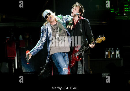 Axel Rose (links) und Tommy Stinson von Guns N' Roses treten in der O2 Arena in London auf. Stockfoto