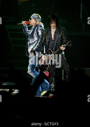 Axel Rose (links) und Richard Fortus von Guns N' Roses treten in der O2 Arena in London auf. Stockfoto