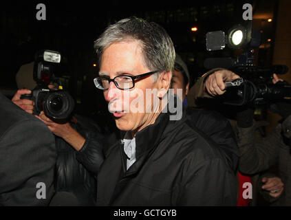 Fall des Liverpooler Übernahmegerichts. John W. Henry verlässt die Büros der Anwaltskanzlei Slaughter und May in der Stadt London. Stockfoto