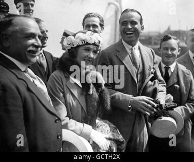 Prominenter Auftritt - Film - Douglas Fairbanks und Mary Pickford - Southampton. Die berühmten amerikanischen Schauspieler Douglas Fairbanks und Mary Pickford bei ihrer Ankunft in Southampton. Stockfoto