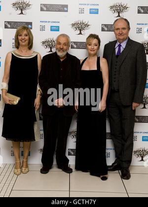 BILDUNTERSCHRIFTENKORREKTUR WECHSEL VON VUE-KINO ZU ODEON LEICESTER SQUARE. (Links - Rechts) Ruth Sheen, Mike Leigh, Lesley Manville und Jim Broadbent bei der Galavorführung von Another Year auf dem Odeon Leicester Square in London, gezeigt im Rahmen des 54. BFI London Film Festival. Stockfoto