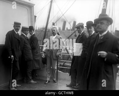 Der amerikanische Schriftsteller Mark Twain (Mitte - kein Hut) an Bord des Schiffes. Er war nach England gekommen, um eine Ehrendoktorwürde von Briefen von der Universität Oxford. Stockfoto