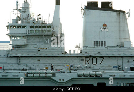 Das Flaggschiff der Royal Navy, HMS Ark Royal, in Portsmouth Werft, nachdem Regierungsquellen darauf hinwiesen, dass der Flugzeugträger und seine Flotte von Harrier-Jets im Rahmen der Strategic Defence and Security Review "mit sofortiger Wirkung" verschrottet werden sollen. Stockfoto