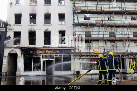 Feuerwehrleute arbeiten daran, einen Brand im Card Factory Shop zu löschen, der auch die Geschäfte River Island und Phone 4U in High Town, Hereford, betroffen hat. Stockfoto