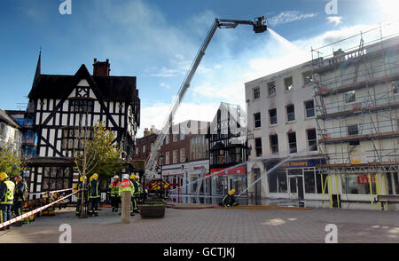 Feuerwehrleute arbeiten daran, einen Brand im Card Factory Shop zu löschen, der auch die Geschäfte River Island und Phone 4U in High Town, Hereford, betroffen hat. Stockfoto